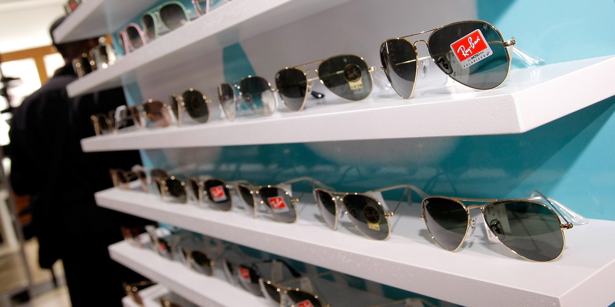 EssilorLuxottica, właściciel m.in. marki Ray-Ban, przejmie GrandVision - spółkę posiadającą sieć sklepów optycznych na całym świecie, w tym salony Vision Express