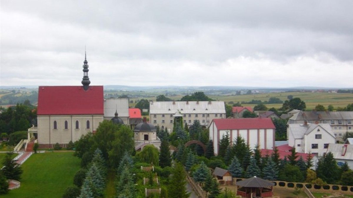 Pamiątkowe tablice poświęcone zasłużonym dla ruchu ludowego Polakom - Karolowi Lewakowskiemu, Władysławowi Reymontowi i ks. Piotrowi Wawrzyniakowi - odsłonięte zostały w niedzielę w Panteonie Chłopów Polskich w Kałkowie-Godowie (Świętokrzyskie).