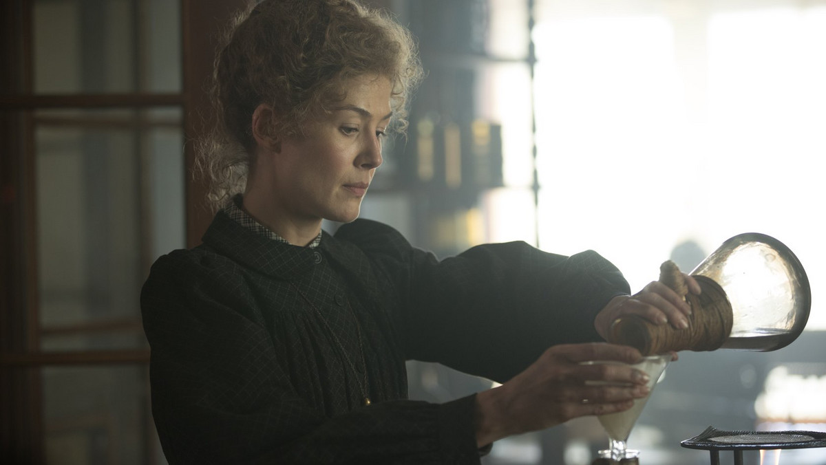 "Radioactive": Zwiastun filmu. Rosamund Pike jako Maria Skłodowska-Curie