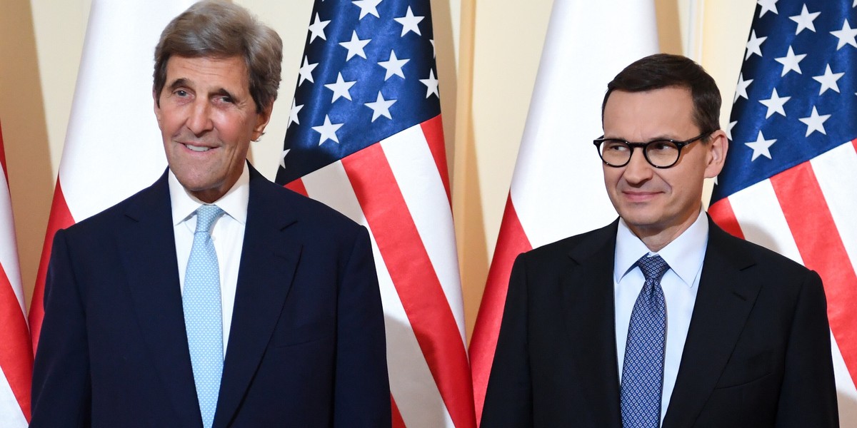 Premier RP Mateusz Morawiecki oraz specjalny wysłannik prezydenta USA ds. klimatu John Kerry.