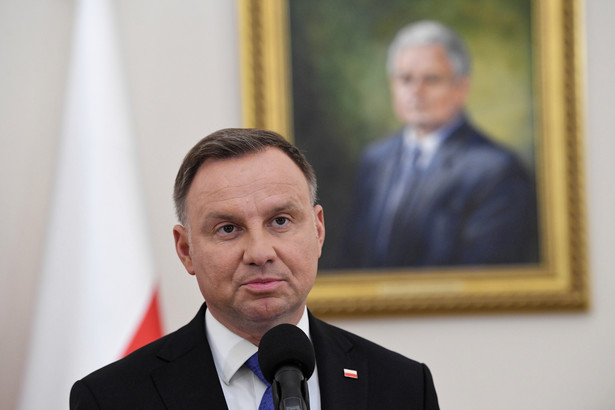 Warszawa, 12.07.2020. Wybory prezydenckie - II tura. Prezydent Andrzej Duda podczas wypowiedzi dla mediów w Pałacu Prezydenckim w Warszawie, 12 bm. Para prezydencka zaprosiła na spotkanie prezydenta Warszawy Rafała Trzaskowskiego z małżonką. Kandydat KO na prezydenta Rafał Trzaskowski odmówił spotkania w dniu 12 bm., twierdząc, że to dobry pomysł, ale dopiero po ogłoszeniu wyników wyborów przez PKW. (sko) PAP/Radek Pietruszka