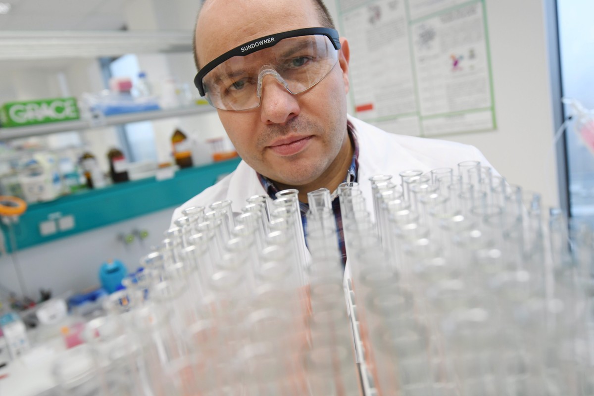 Profesor Jacek Jemielity w laboratorium Centrum Nowych Technologii UW w Warszawie.
