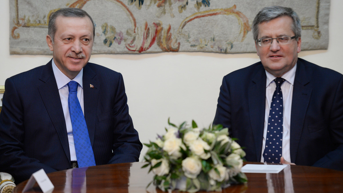 Prezydent Bronisław Komorowski i premier Turcji Recep Erdogan, którzy rozmawiali w piątek w Warszawie zgodzili się, że stan relacji między oboma krajami jest bardzo dobry, jednak istniejący w nich potencjał nie został jeszcze w pełni wykorzystany.