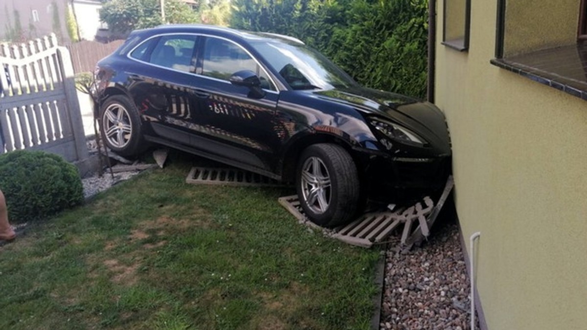 Pięcioletnie dziecko trafiło do szpitala w Ostrowie Wielkopolskim po tym, jak zostało potrącone przez samochód. Pojazdem kierowała babcia dziewczynki, kobieta próbowała zaparkować swoje auto.