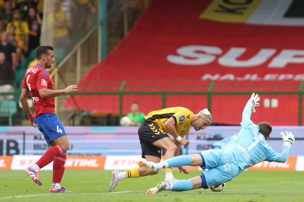 Zawodnik GKS Katowice Borja Galan (C) oraz Stratos Svarnas (L) i Kacper Trelowski (P) z Rakowa Częstochowa podczas meczu 3. kolejki piłkarskiej Ekstraklasy