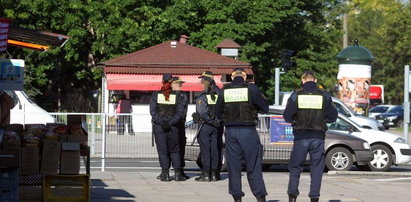 Strażnicy pilnują pustego placu