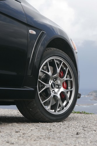 ... sprężyny śrubowe firmy Eibach i 18 calowe kute obręcze aluminiowe BBS