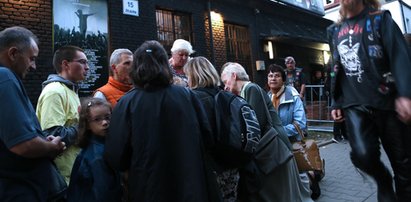 Cichy protest katolików. Różaniec przed koncertem Behemota