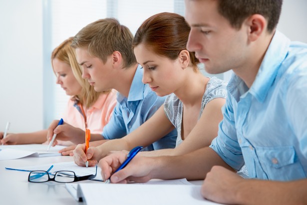 Ramowe plany nauczania powiązane są z podstawą programową kształcenia ogólnego. Opisane w niej jest, co uczeń powinien umieć z danego przedmiotu na danym etapie edukacji. Nauczyciel ma obowiązek zrealizowania w pracy z uczniami wszystkich treści w niej zawartych.