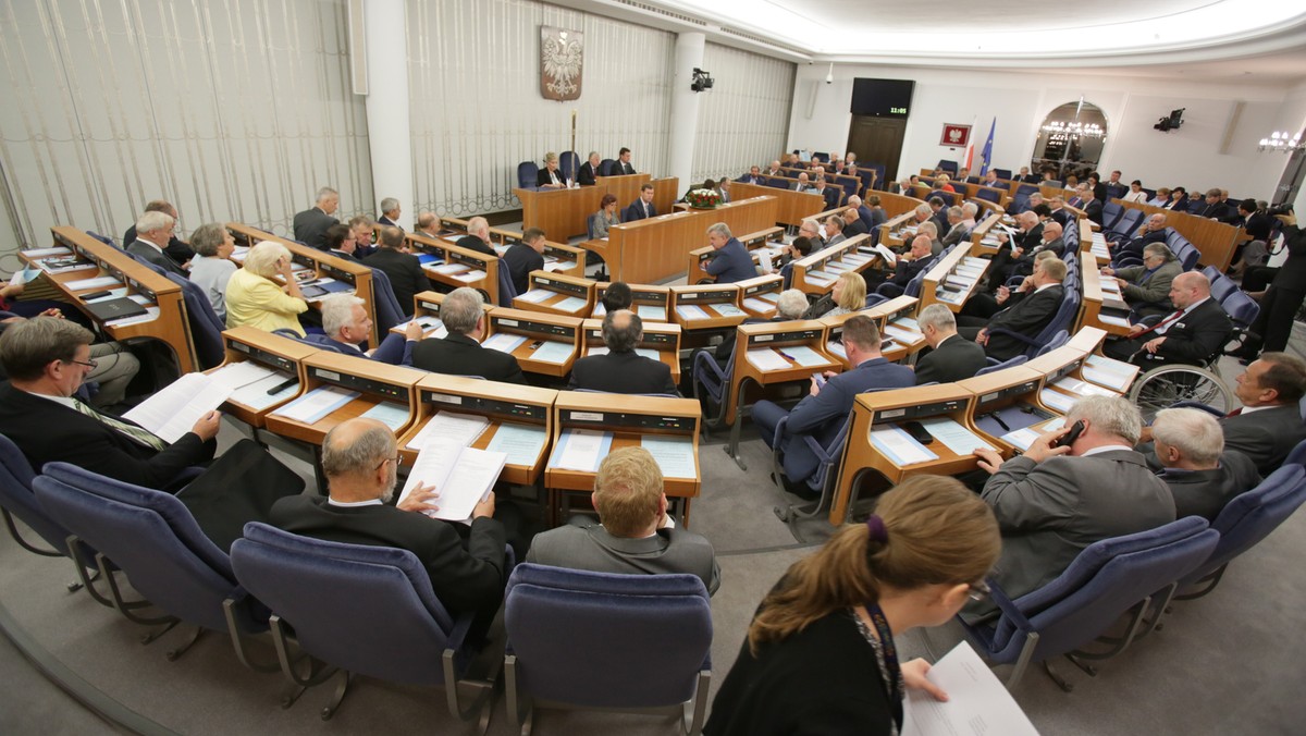 Senat przyjął w piątek poprawkę do ustawy o pomocy frankowiczom, która zakłada równy podział kosztów między banki a kredytobiorców. W wersji uchwalonej na początku sierpnia przez Sejm instytucje finansowe miały ponieść 90 proc. kosztów. Decyzja senatorów oznacza, że przewalutowanie będzie mniej korzystne dla frankowiczów.