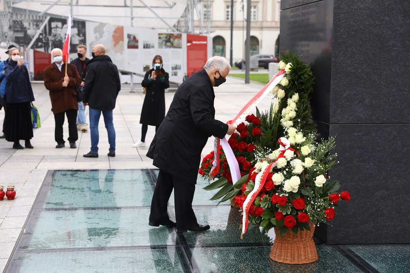 Miesięcznica w cieniu obostrzeń. Co z dystansem społecznym?!