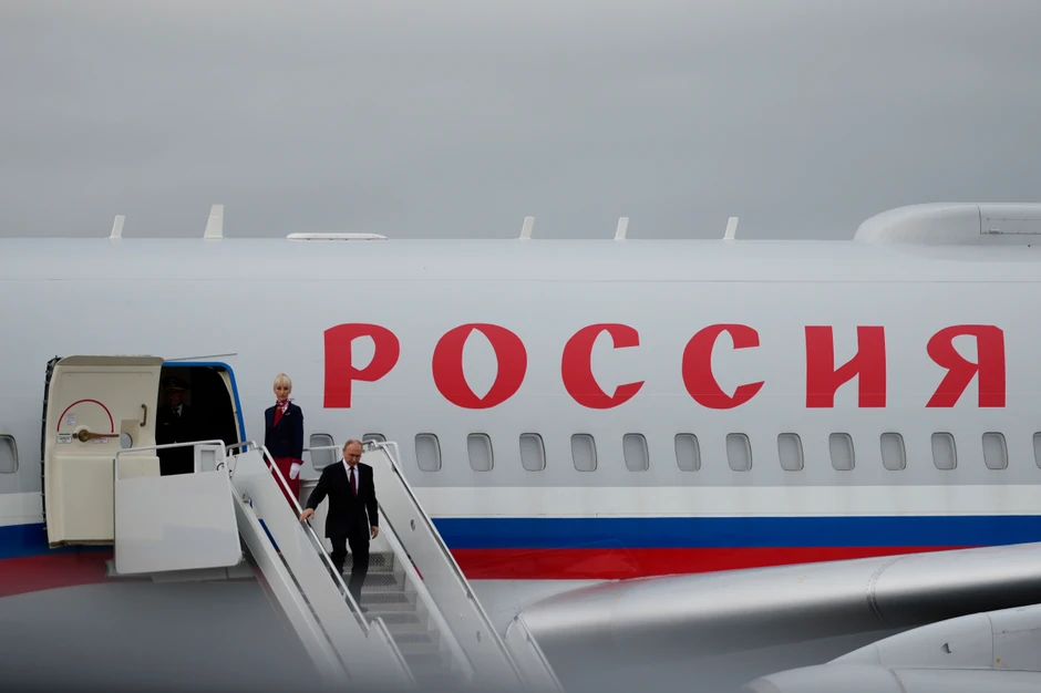 Vladimir Putin izlazi iz aviona u Enkoridžu, Aljaska