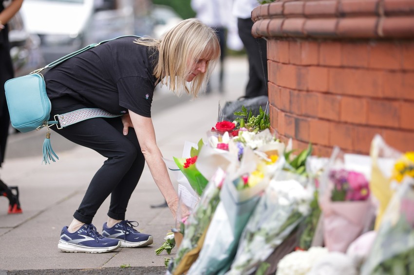 Građani ostavljaju cveće na mestu napada