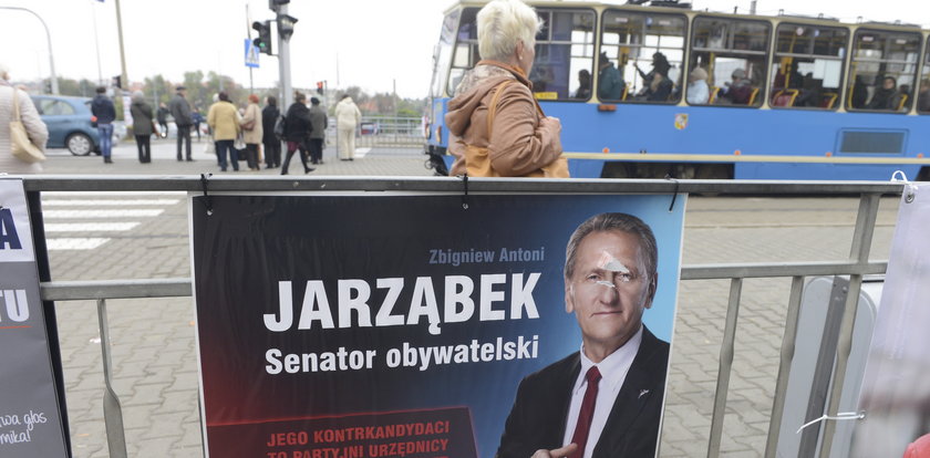 Nielegalne plakaty zaśmiecają Wrocław