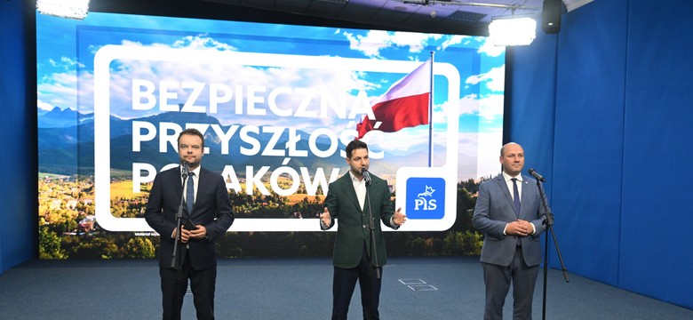 Wybory 2023. PiS chce okleić biura PO wynikami głosowań w sprawie relokacji uchodźców