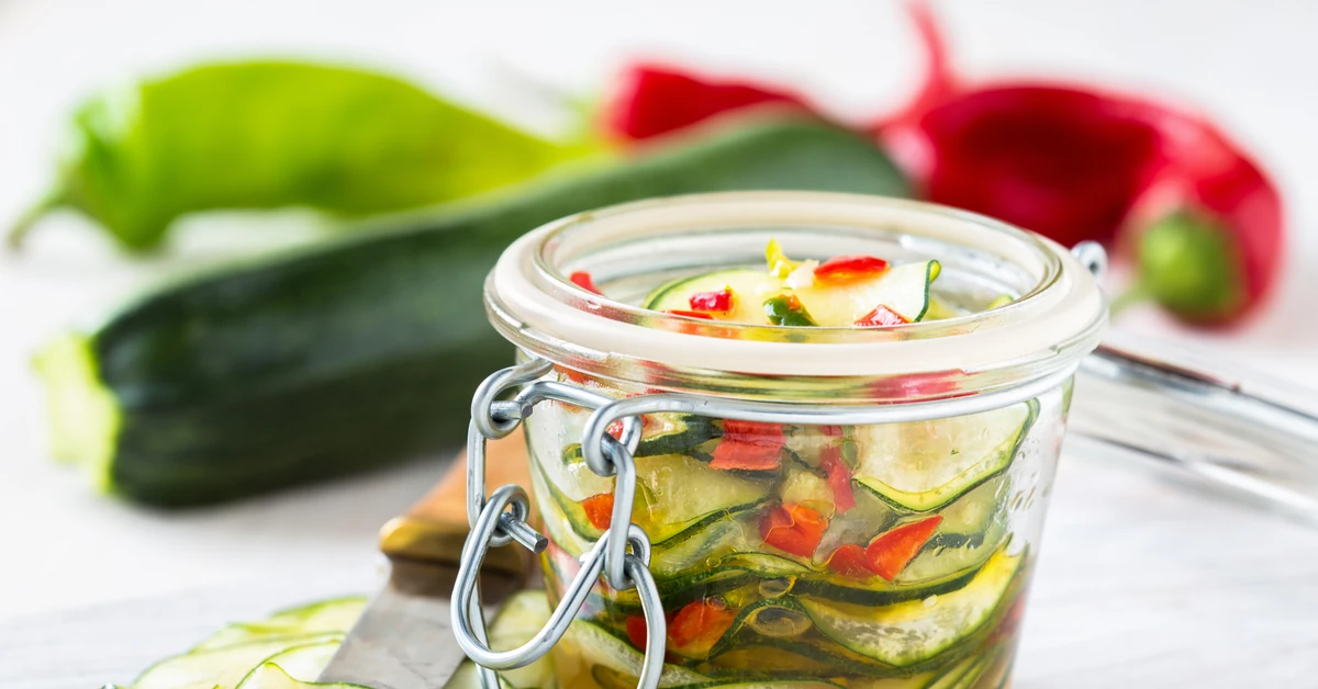 Cukinia marynowana w zalewie. Jakub Kuroń łączy dwa smaki