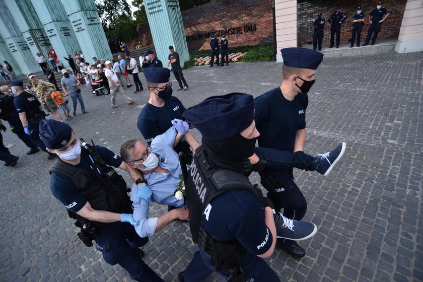 Tęczowe flagi i białe róże na Marszu Powstania Warszawskiego. Interweniowała policja