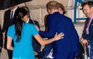 Meghan czule kładzie rękę na plecach męża