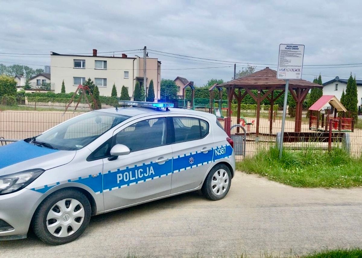 Groźna sytuacja na placu zabaw. Ojciec 9-latka w panice zatrzymał patrol policji