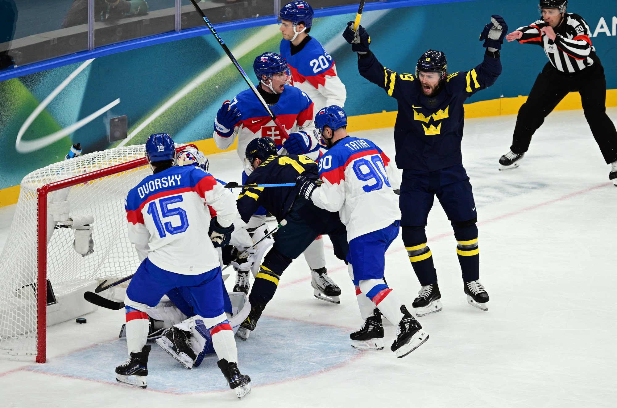 Zľava Dalibor Dvorský (Slovensko), Joel Eriksson Ek (Švédsko), Tomáš Tatar (Slovensko) a  Adrian Kempe (Švédsko) počas gólu. 