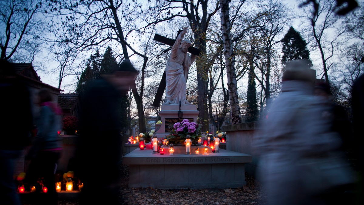 Jak co roku w okresie Wszystkich Świętych czekają nas zmiany w funkcjonowaniu komunikacji miejskiej oraz ograniczenie i utrudnienia w ruchu, zwłaszcza w rejonie krakowskich cmentarzy. "Nowością" w tym roku jest możliwość... legalnego dojazdu rowerem pod cmentarze. Podpowiadamy, jak dojechać pod największe krakowskie nekropolie.