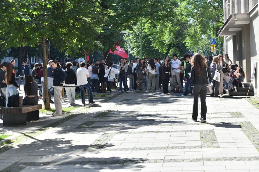 Protest je ispred Pete beogradske gimnazije počeo je u 7.45 jutros