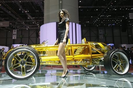 A model stands in front of a new Rinnspeed eXasis during the first media day of the 77th Geneva car show at the Palexpo in Geneva March 6, 2007. REUTERS/Stefan Wermuth (SWITZERLAND)