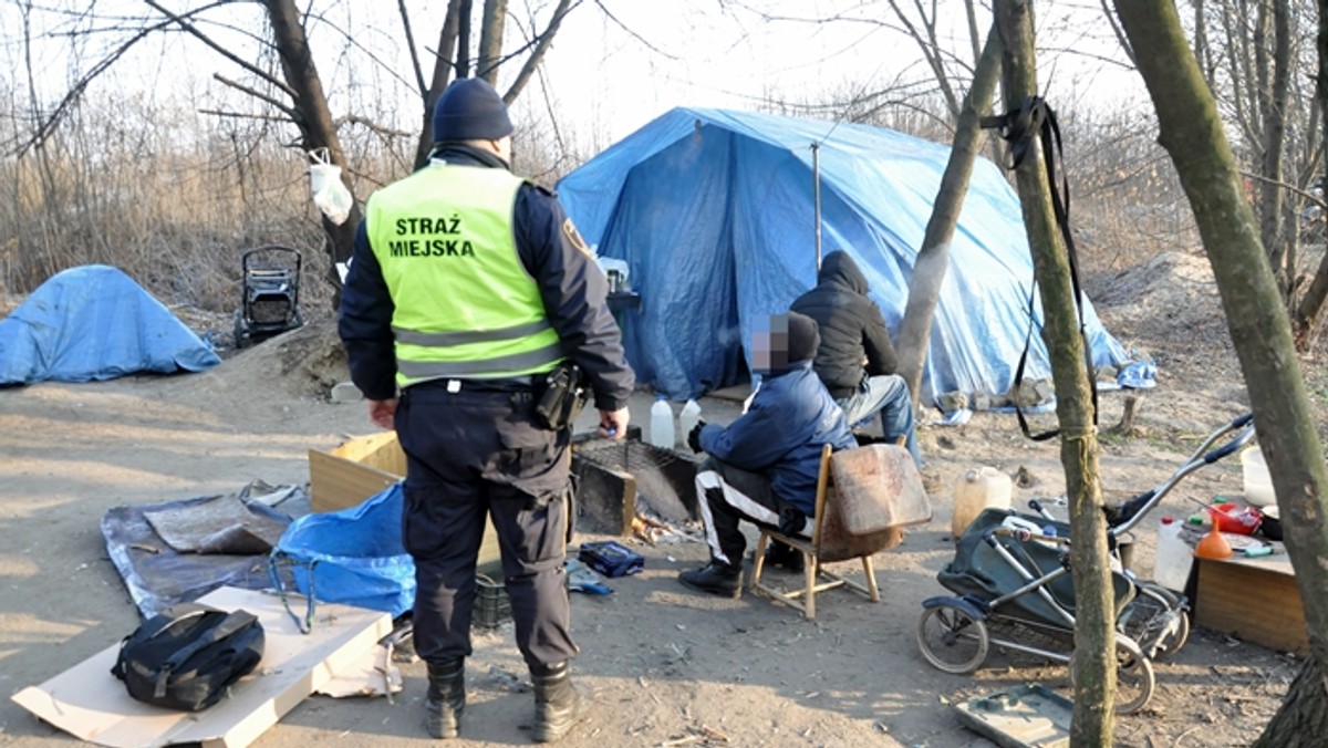 Ciało jednego z mężczyzn znaleziono w pustostanie, a dwóch innych - w altankach działkowych. Tylko w samej Warszawie w ostatni długi weekend odnotowano trzy ofiary mrozów. Policjanci i strażnicy miejscy apelują, by nie przechodzić obojętnie obok osób potrzebujących pomocy.