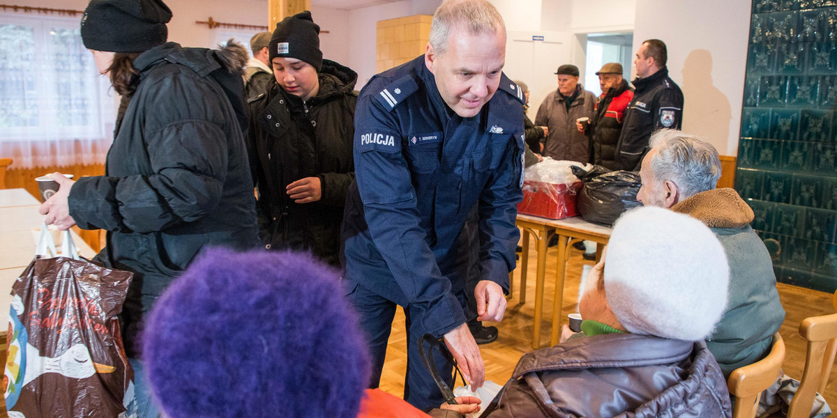 Policjanci z komisariatu V w Krakowie pomogli potrzebującym 