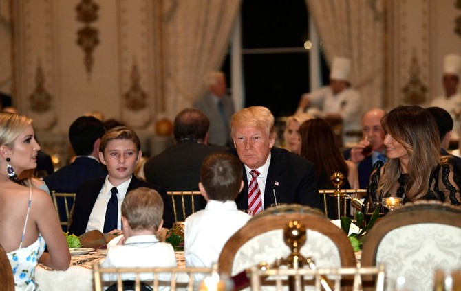 Melanija sa suprugom, sinom Baronom juniorom, Ivankom Tramp i njenom decom na svelanoj večeri