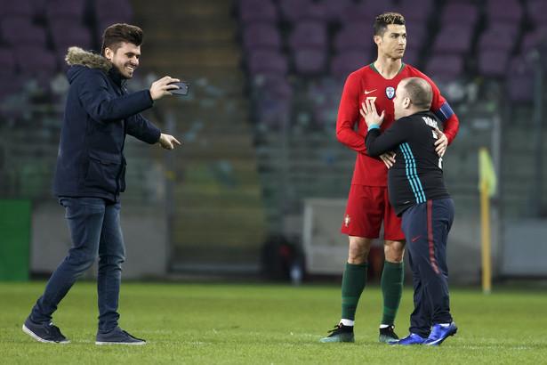 Kibic wbiegł na boisko i... ucałował Cristiano Ronaldo. Całus osłodził mu gorycz porażki?