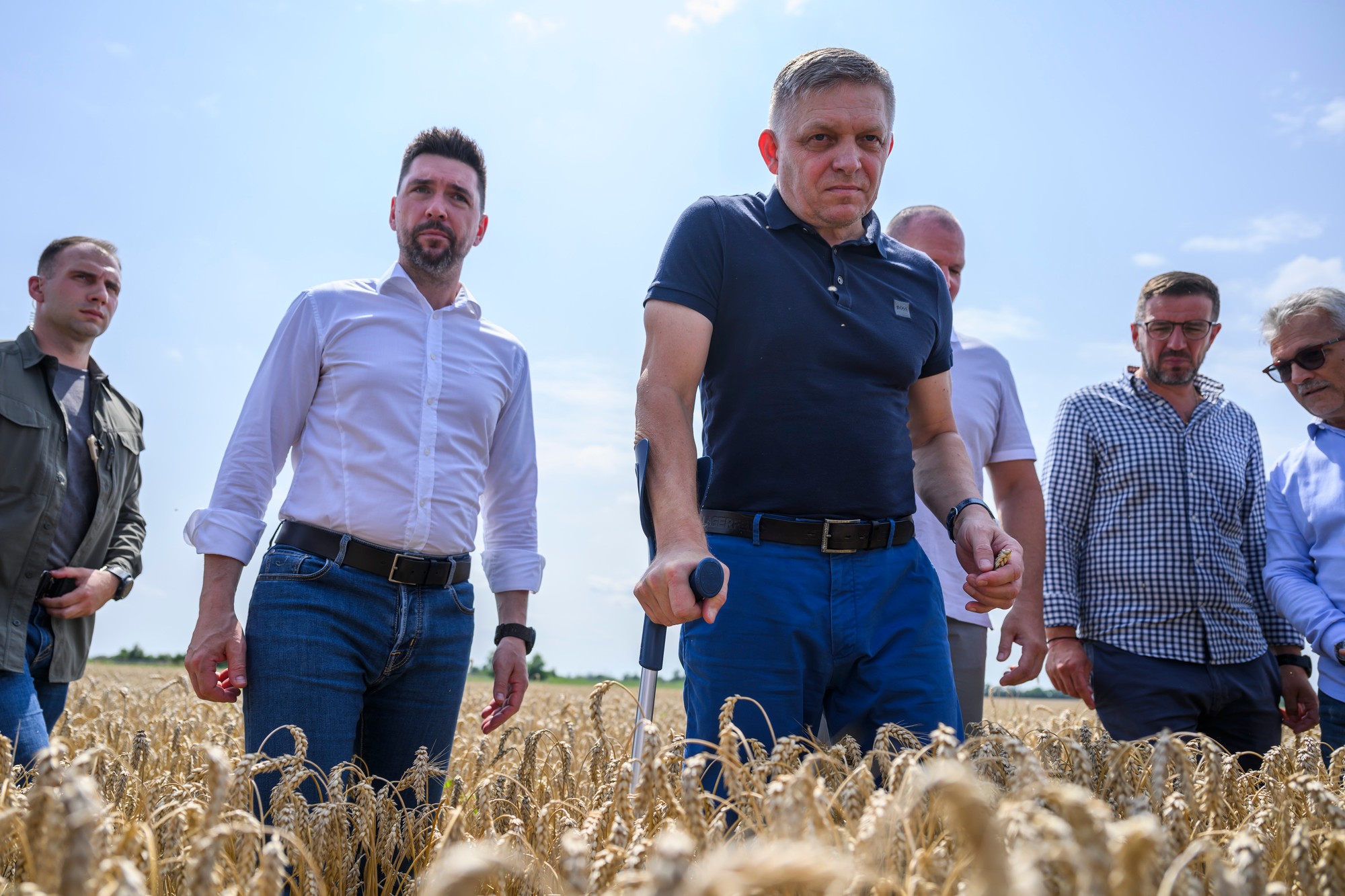 Richard Takáč a Robert Fico počas žatvy na poľnohospodárskom družstve Agro Voderady 8. júla 2024.