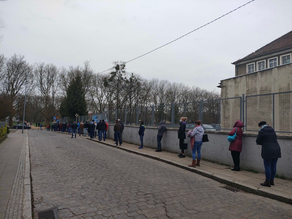 Kolejka do punktu szczepień w Szczecinie