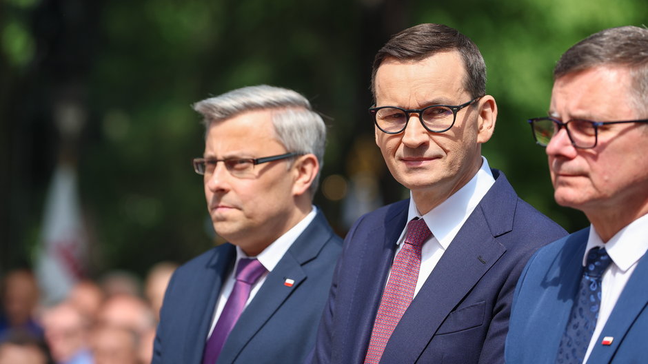 Mateusz Morawiecki (w środku) w Piekarach Śląskich, 28 maja 2023 r.