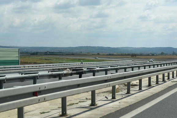 KAMIKAZE NA PUTEVIMA Vozač kamiona u Novom Sadu uslikan kako VOZI U KONTRA SMERU! (FOTO)