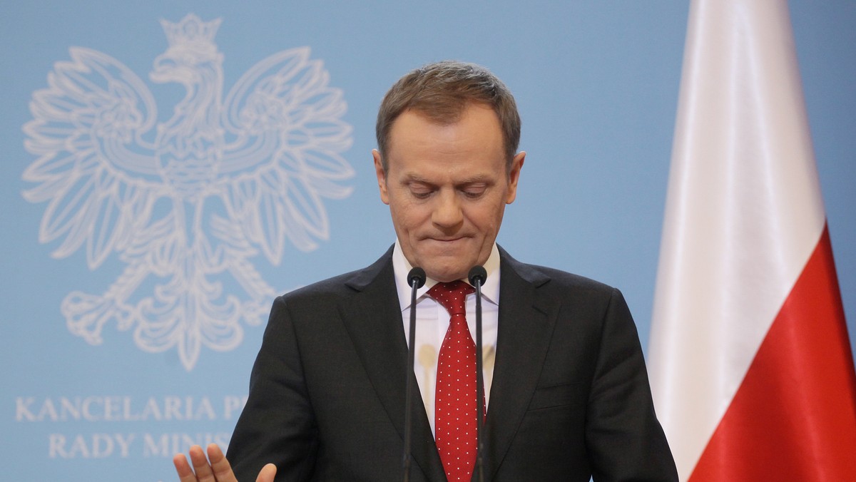 Premier Donald Tusk oświadczył, że na razie nie przewiduje żadnej rekonstrukcji rządu. W tym tygodniu zaczyna się przegląd ministerstw i spotkania szefa rządu z kierownictwami wszystkich resortów. Szef rządu, pytany o słabnące sondaże PO, stwierdził, że "bywał w gorszych tarapatach".