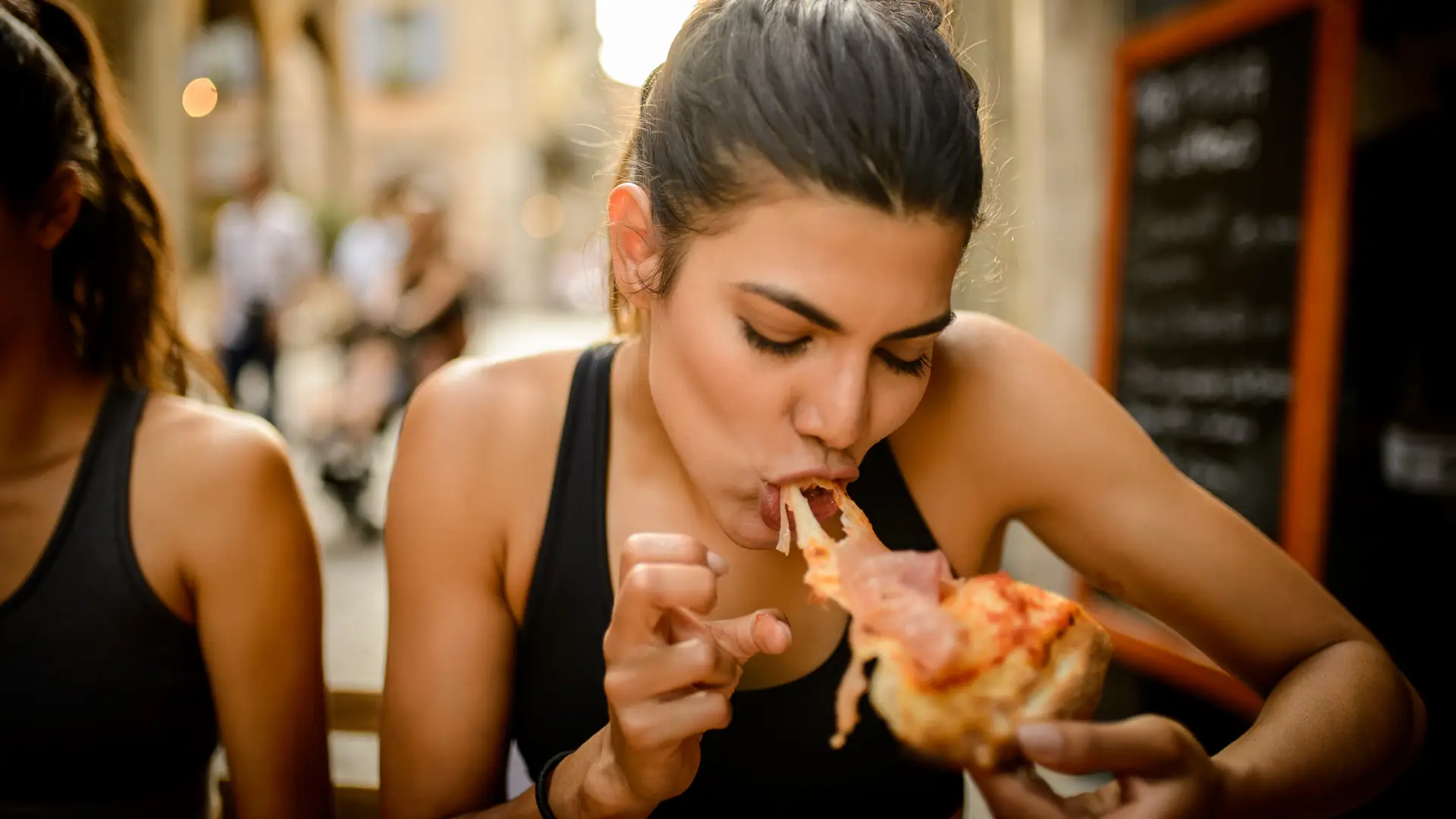 Cheat day a dieta. Pytamy eksperta, jak folgowanie wpływa na naszą wagę