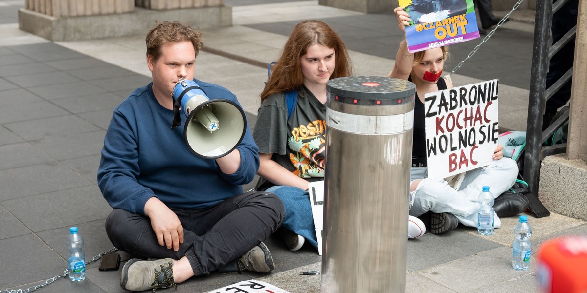 Nastolatki z Młodzieżowego forum LGBT+ protestują przeciwko ministrowi Czarnkowi.