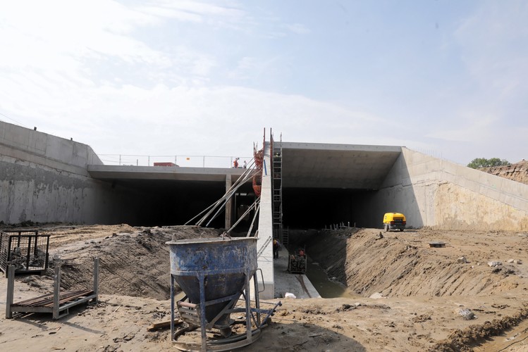 Teren budowy Południowej Obwodnicy Warszawy przy skrzyżowaniu al. KEN z ul. Płaskowickiej w Warszawie. (kf) PAP/Tomasz Gzell