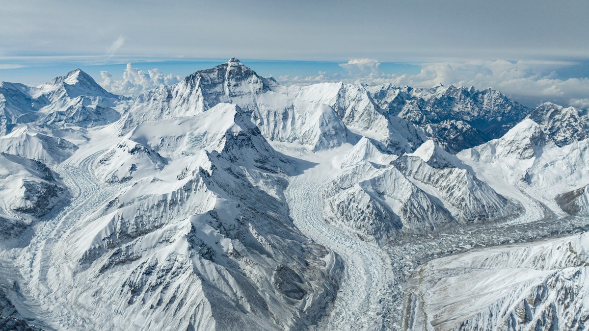 Olvad a jég a Mount Everesten, egyre több holttest kerül elő