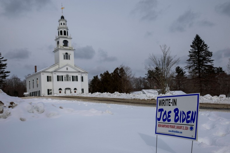 Plakat zachęcający do własnoręcznego dopisania nazwiska Bidena na karcie do głosowania w prawyborach w New Hampshire