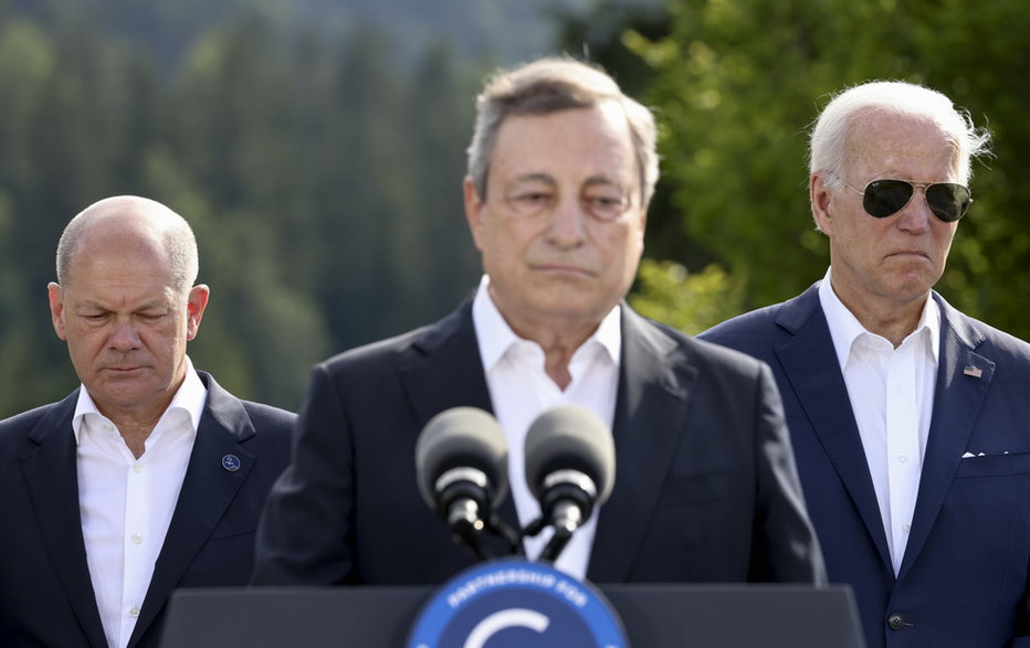 Kanclerz Niemiec Olaf Scholz i prezydent USA Joe Biden stojący za premierem Włoch Mario Draghim podczas jego przemówienia, w pierwszym dniu szczytu przywódców G7, Niemcy, 26 czerwca 2022 r. 