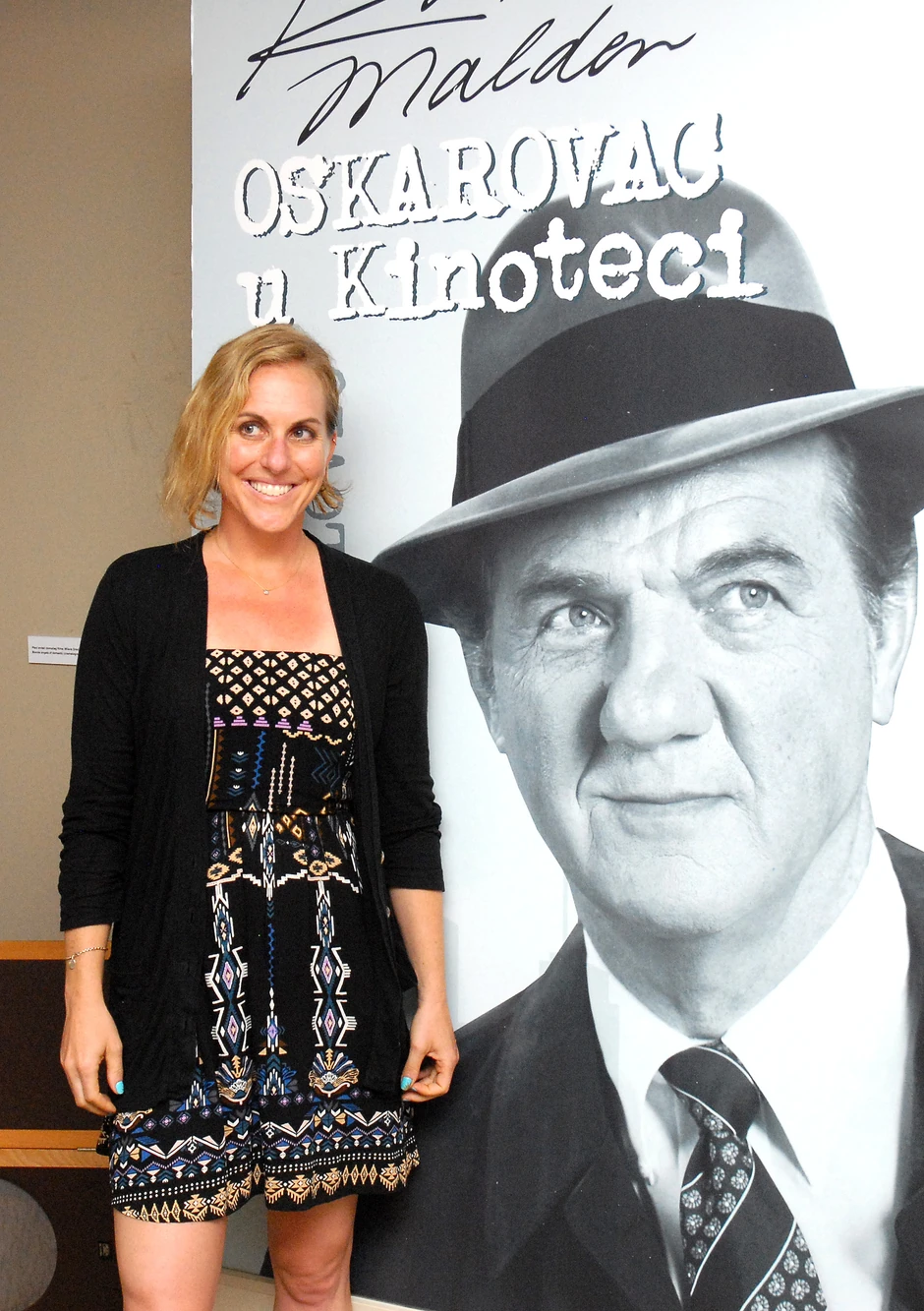 Maldenova unuka Emili Dorner tokom prošlogodišnje posete Beogradu ispred dedinog portreta u Kinoteci