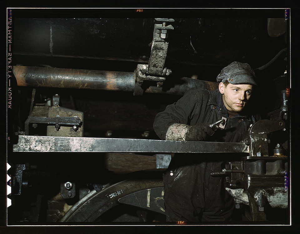 Pracownik w fabryce C&amp;NW w Chicago, 1942 rok