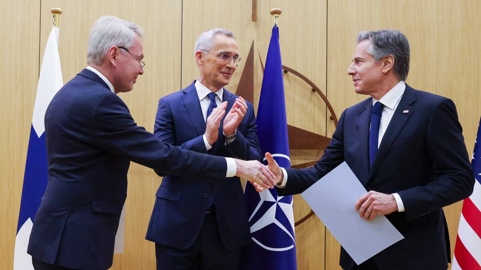 Minister spraw zagranicznych Finlandii Pekka Haavisto, sekretarz generalny NATO Jens Stoltenberg i sekretarz stanu USA Antony Blinken