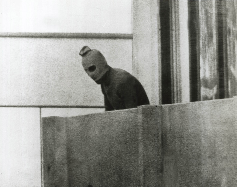Jeden z terrorystów na balkonie
