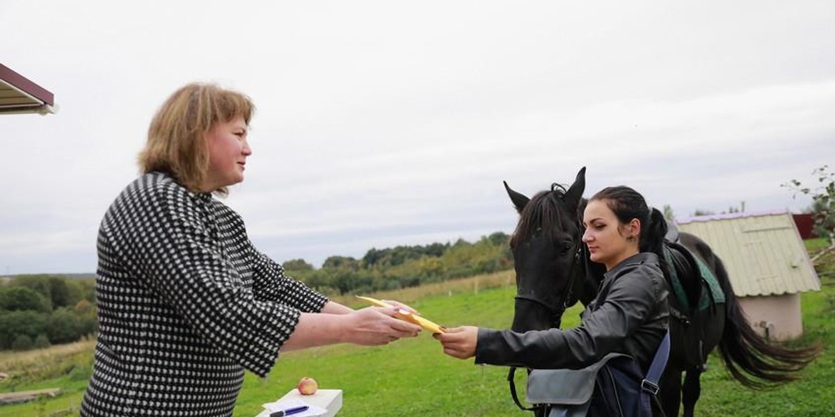 Piękna listonoszka podbija Internet