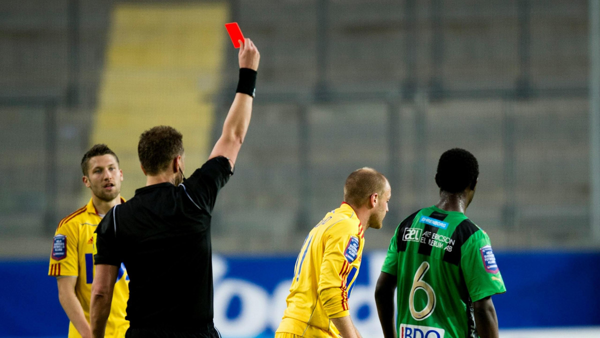 Martin Stroembergsson będzie sędzią głównym wtorkowego meczu fazy grupowej Ligi Mistrzów Borussia Dortmund - Legia Warszawa. Początek spotkania piątej kolejki zaplanowano na 22 listopada, na godzinę 20:45.