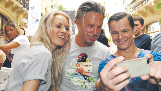 Aktor Mickey Rourke pozuje do selfie z mieszkańcami Moskwy, ubrany w koszulkę z wizerunkiem Władimira Putina, 11 sierpnia 2014 r.