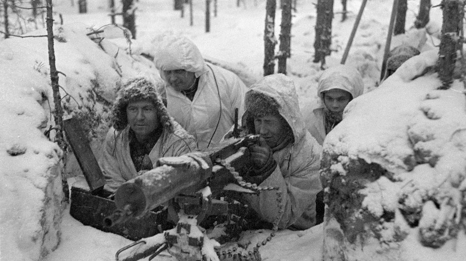 Wojna zimowa. Fińscy żołnierze z karabinem Maxim M-32. Domena publiczna.